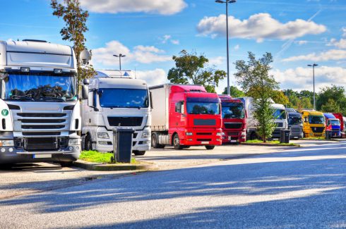 Om EU-kommissionen får sin vilja igenom blir det snart en skyldighet att bygga nya lastbilsparkeringar. Foto: Bosch Service Solutions, genrebild