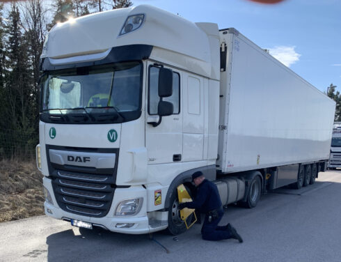 Samma åkeri, klampning och sanktionsavgift, endast ett par dagar efter det förra ärendet. Bilinspektör Tommy Roos sätter på klampen i väntan på inbetalningen.