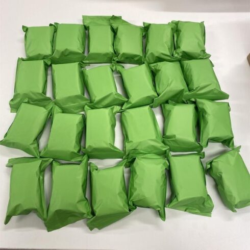 En försändelse innehöll tjugofyra gröna påsar med cannabisharts som skulle levereras till olika mottagare i västra Sverige men beslagtogs av Tullverket. Foto: Tullverket.    