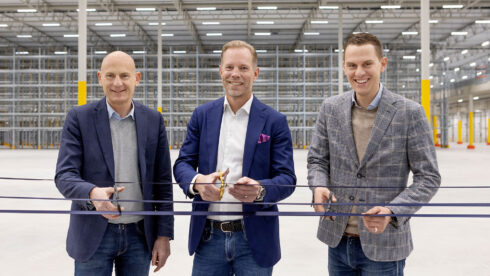 P-G Persson vd på Platzer, Håkan Nydén, CEO Schenker Logistics AB & Head of Contract Logistics Cluster Nordics och Adam Ekdahl, affärsutvecklare på Bockasjö, inviger Sörred Logistikpark. Foto: Marie Ullnert 