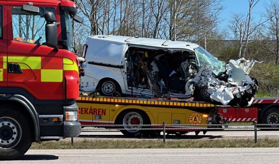 Här bärgar Assistancekåren den svårt demolerade skåpbilen.