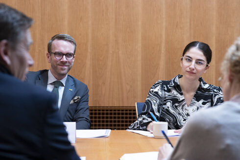     Andreas Carlson, infrastruktur- och bostadsminister, och Romina Pourmokhtari, klimat- och miljöminister, träffar transportbranschen under ett rundabordssamtal om klimatomställningen. Foto: Elima Mwinyipembe/Regeringskansliet.