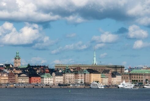   Gamla stan, Stockholm. Här vill Stockholm förbjuda andra än el-, gas- och bränslecellsdrivna fordon att trafikera från och med 2024. Foto: Mostphotos.com.