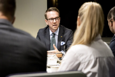 Andreas Carlsson under rundabordetsamtalen om kontrollen av yrkestrafiken på våra vägaer. Foto: Riksdagen.