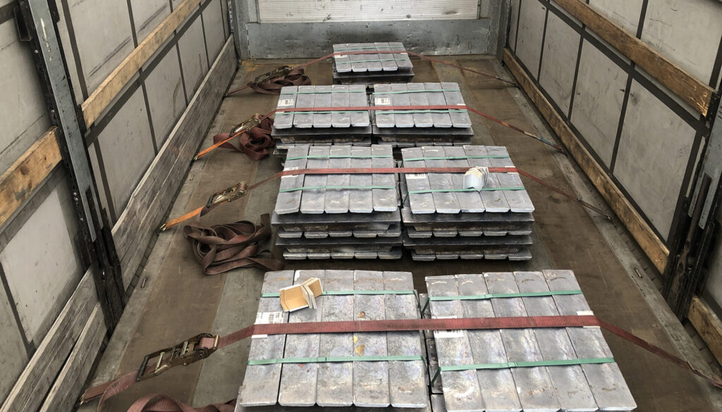 Transport med 24 ton bly stoppades – usel lastsäkring