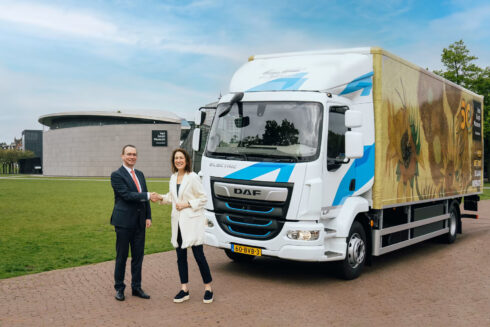 Vid överlämnandet syns på bild Harald Seldet, vd DAF Trucks och Emelie Gordenker, chef för Van Gogh-muséet.