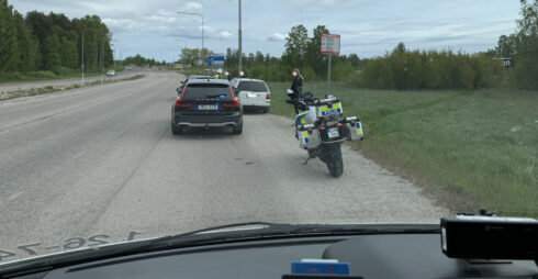 Kör man tan nummerplåt framtill och med en nummerplåt tillhörande ett annat fordon baktill, drar man till sig polisens uppmärksamhet.