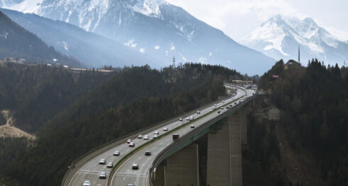 De långa köerna vid Brennerpasset ger mycket stora CO2-utsläpp.