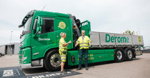 Kranbilen flankeras av Linda Johansson Chaufför och Glenn Eliasson Transportchef inom Derome. Foto: Derome