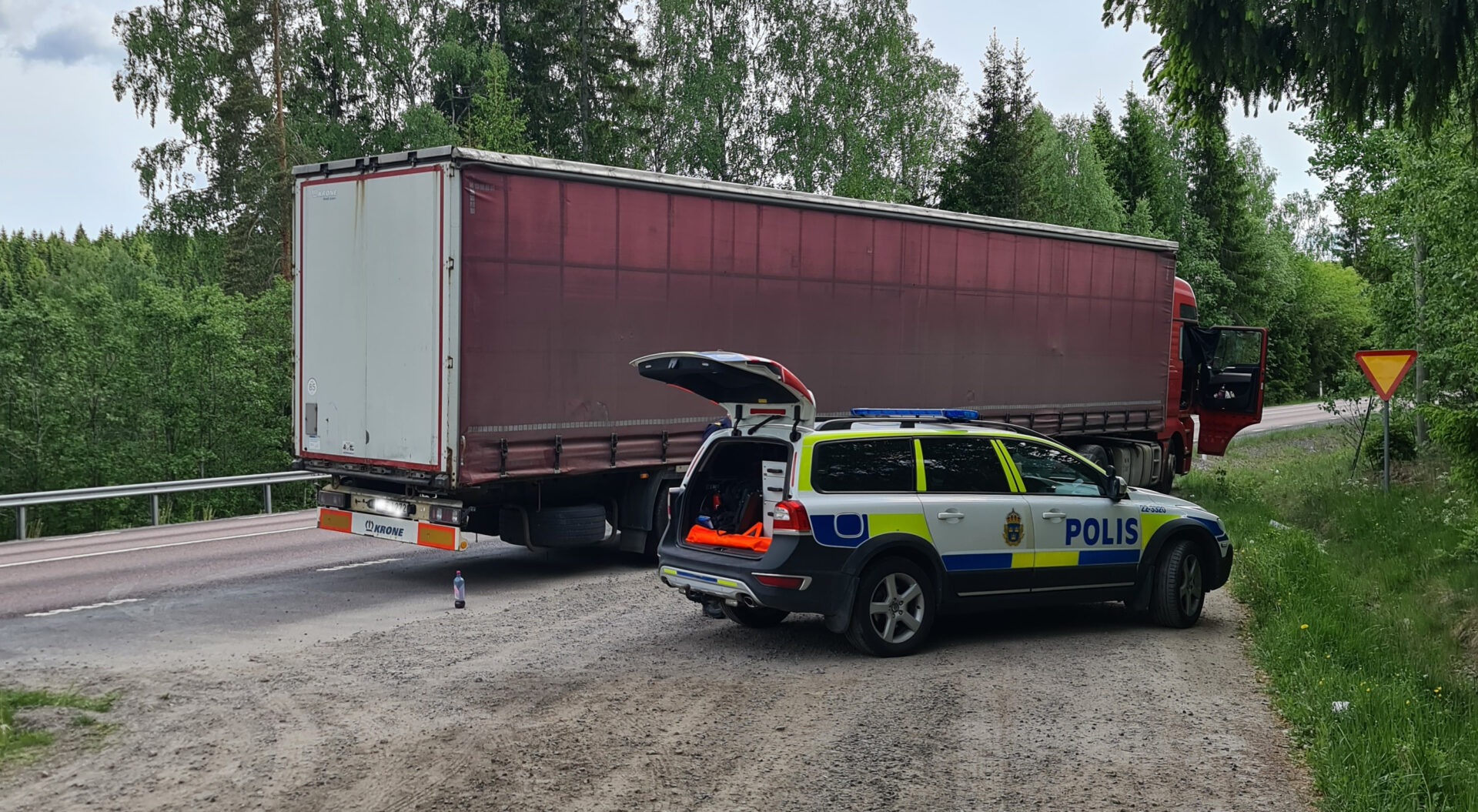 Polisen tar hand om föraren, men Annica tycker det är trist att polisen har så små resurser att det tar en timme innan de kan komma till en händelse som denna. Foto: Annica Nygren Öhman.