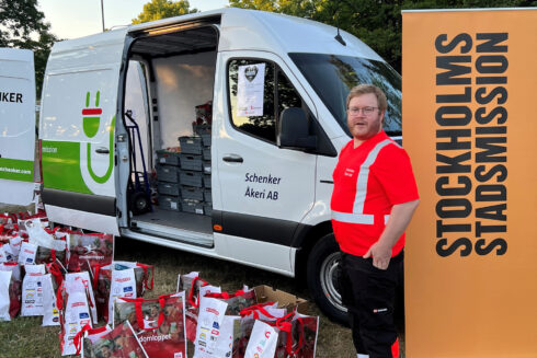 DB Schenker, nationell sponsor till Blodomloppet, samarbetade med Stockholms Stadsmission under loppet i Stockholm. Mat som löparna skänkte levererade Anders Bramsjö, Schenker Åkeri, till Stadsmissionens akutboenden.