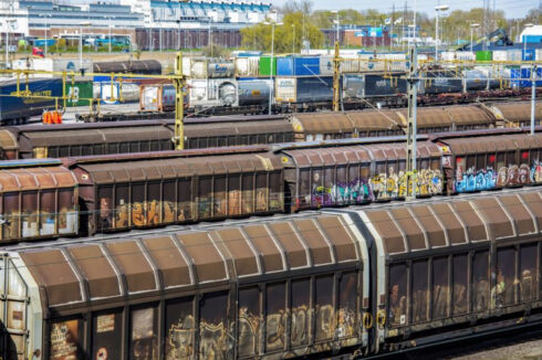 "De som köper godstransporter ser stora möjligheter att frakta mer gods på järnvägen i framtiden än vad som görs idag. Det kräver dock att utveckling sker," säger Jonathan Sundin, utredare vid Transportstyrelsen.