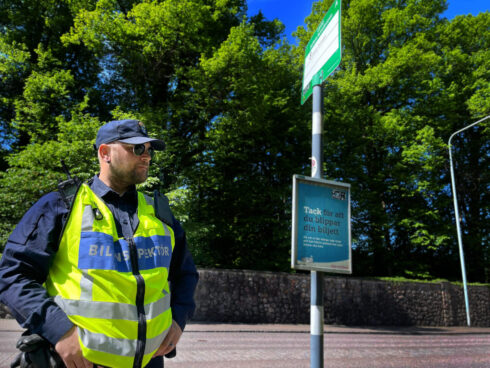 Bilinspektör Daniel Ferm vid en busshållplats i norra Helsingborg. Men det är inte lokalbussen han väntar på, tillståndsmätningen har den här gången fokus på beställningstrafiken.