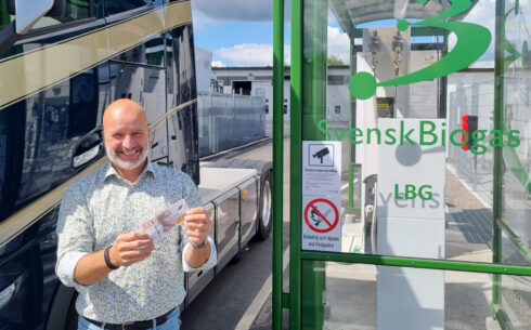  Erik Alfredsson, vd på Alfredsson transport var en som tog emot en tusenlapp på tisdagen. Foto: BioDriv Öst