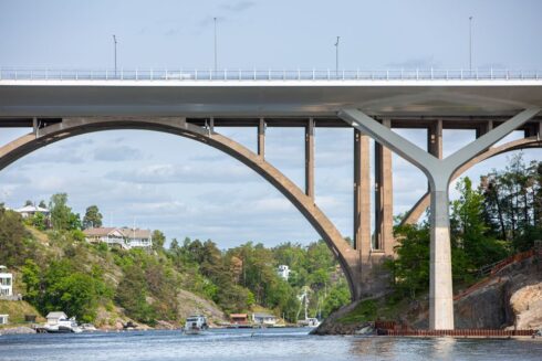 När man med tunga specialtransporter ska passera över broar, måste hänsyn tas till brons hållfasthet. Här Skurubron. Foto Trafikverket.