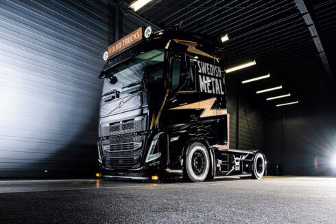  Det finns också en FH med tjurhorn på sidopanelerna och stora gyllene blixtar. Foto: Volvo Trucks.