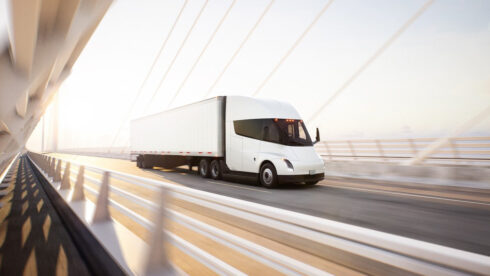 Tesla Semi klarar sig bra ute på vägarna. Modellen överträffar förväntad effekt. Foto: Tesla.