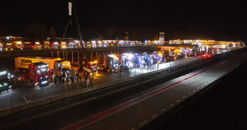   Omkring 400 snygga lastbilar från Norden och övriga Europa deltar i 2023 års Nordic Trophy på Trailer Trucking Festival på Mantorp Park. På fredagskvällen samlas de till en mäktig ljusshow. Foto: Joachim Cruus. 