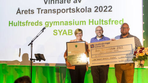 Förra årets vinnare. Tre lärare från SYAB Transportgymnasium i Hultsfred som fick priset som Årets Transportskola 2022. Från vänster: Therese Adolfsson, Fredrik Persson och RIkard Kling. Foto: Liza Simonsson. 