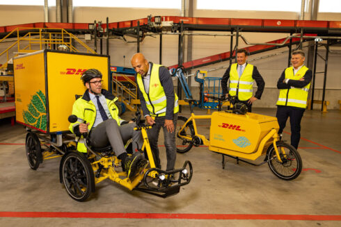 Infrastruktur- och bostadsminister Andreas Carlsson fick under besöket prova på ett av DHL Express' utsläppsfria  transportalternativ.