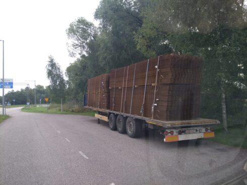 Först smet dragbilen och det skulle inte dröja länge innan även släpet skulle göra detsamma - trots körförbud och överlast. Foto: Peter Eriksson Sandström.