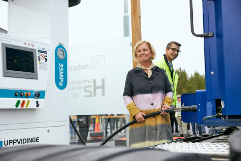Landshövdingen tankar Volvo Lastvagnars vätgaslastbil tillsammans med Martin Sundqvist, Volvo.