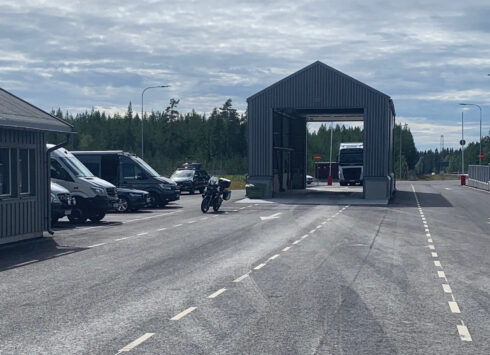  Med fler som kan kontrollera yrkestrafiken utan att vara trafikpoliser, kan trafikpolisen avlastas och i stället ägna sig åt annan typ av brottslig verksamhet. Det menar Martina Johansson och Mikael Larsson, Centerpartiet. Foto: Roger Ogemar.