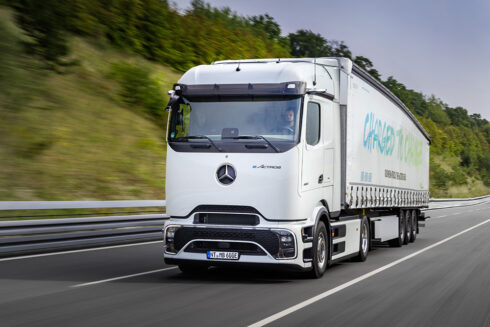 Borta är kamouflagefärgen och nu börjar försäljningen. Foto: Mercedes-Benz.