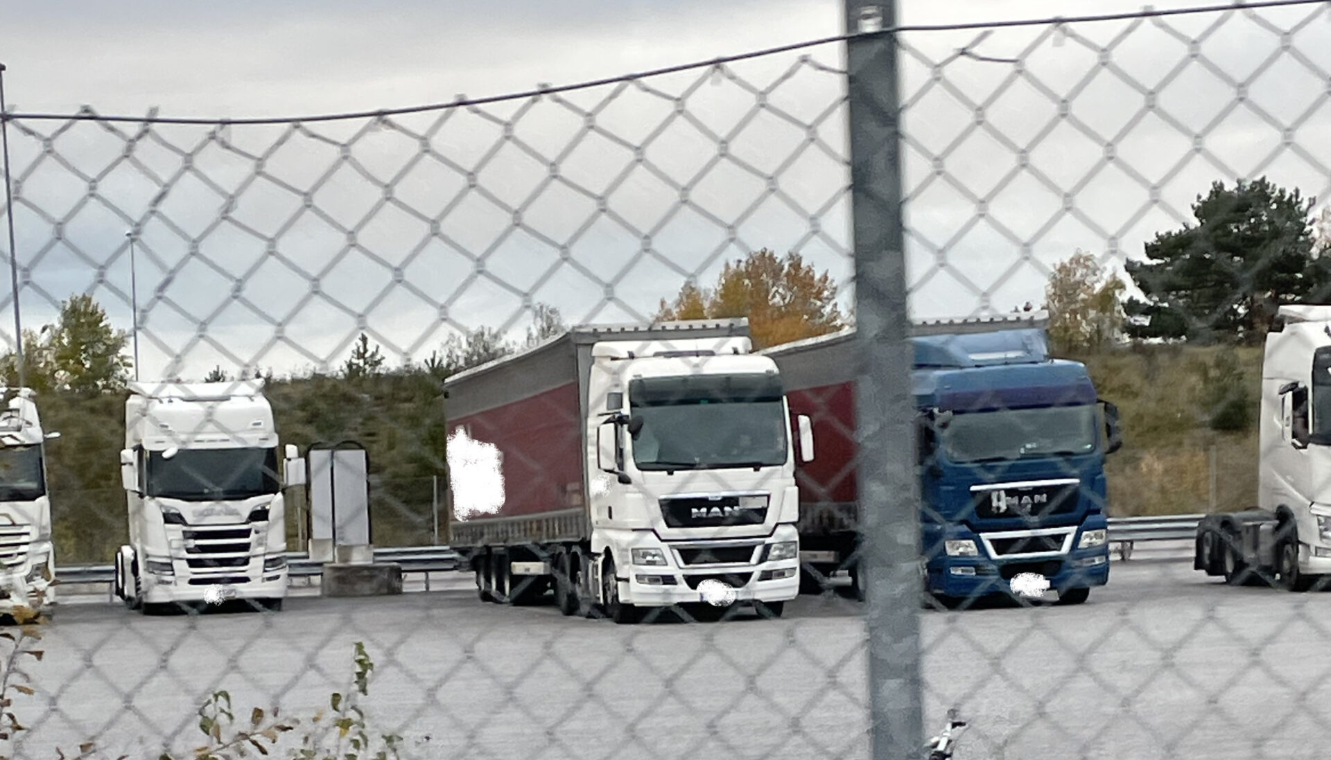 Atrans dragbilar står med tillkopplade trailers inne på Eskilstunas kombiterminal, men ingen rullar ut - i alla fall inte så länge polisen finns på plats.