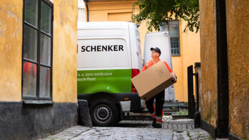  DB Schenker har investerat i 28 nya eldrivna paketbilar i Stockholm och planerar att elektrifiera hela sin paketbilsflotta, steg för steg. 