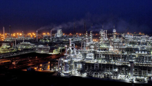     Raffinaderiet i den indiska staden Jamnagar är världens största. Foto: Wikimedia Commons.