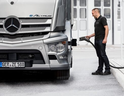 I Tyskland är tillståndsprocessen för laddstationer komplicerad. I Spanien kan man inte vara säker på att laddstationen har strömanslutning. Foto: Mercedes-Benz Trucks.