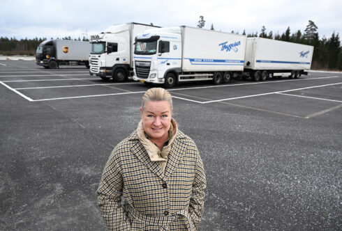 Sofia Sandgren, ordförande i Viareds Företagsförening, vid områdets nya uppställningsplats för lastbilar. Hon hyllar det lyckade samarbetet med Borås Stad som fått platsen till stånd.