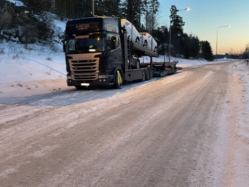 Ekipaget klampas i väntan på att betalning skulle ske.