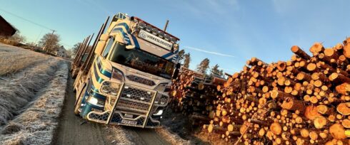 Det storskaliga projektet TREE har som syfte att elektrifiera och modernisera skogsbranschens vägtransporter. Foto: Virkeslogistik Mellansverige.