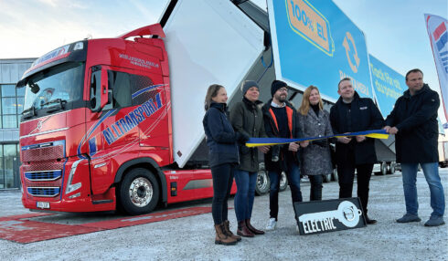 Caroline Jansson, Sophia Jarl, Jon Jynnas, Marie Skoog, Mathias Lidén och Magnus Jansson inviger det nya elektriska ekipaget under högtidliga former. Foto: Alltransport