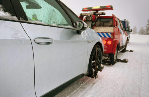 Totalvikten på den lilla bärgningsbilen överskreds med elva procent efter att chauffören hade hängt på en Volkswagen ID.3.