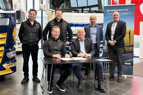 Översta raden från vänster: Kristian Poulsen Styrelseordförande Scanvo, Roland Poulsen Vice vd Scanvo, Rogier van de Garde Managing Director DAF North West Europe, Marcel van Liempd Manager Dealer Sales Netherlands & Business Development Nordics DAF North West Europe. Nedersta raden från vänster: Allan Andersen vd Scanvo, Gregor van der Mark Managing Director DAF Nordics.