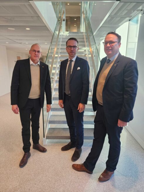  Från vänster Ulric Långberg, samhällspolitisk chef, Sveriges Åkeriföretag, Andreas Carlson, Infrastruktur- och bostadsminister, Peter Svensson, teknik och infrastruktur, Sveriges Åkeriföretag.    