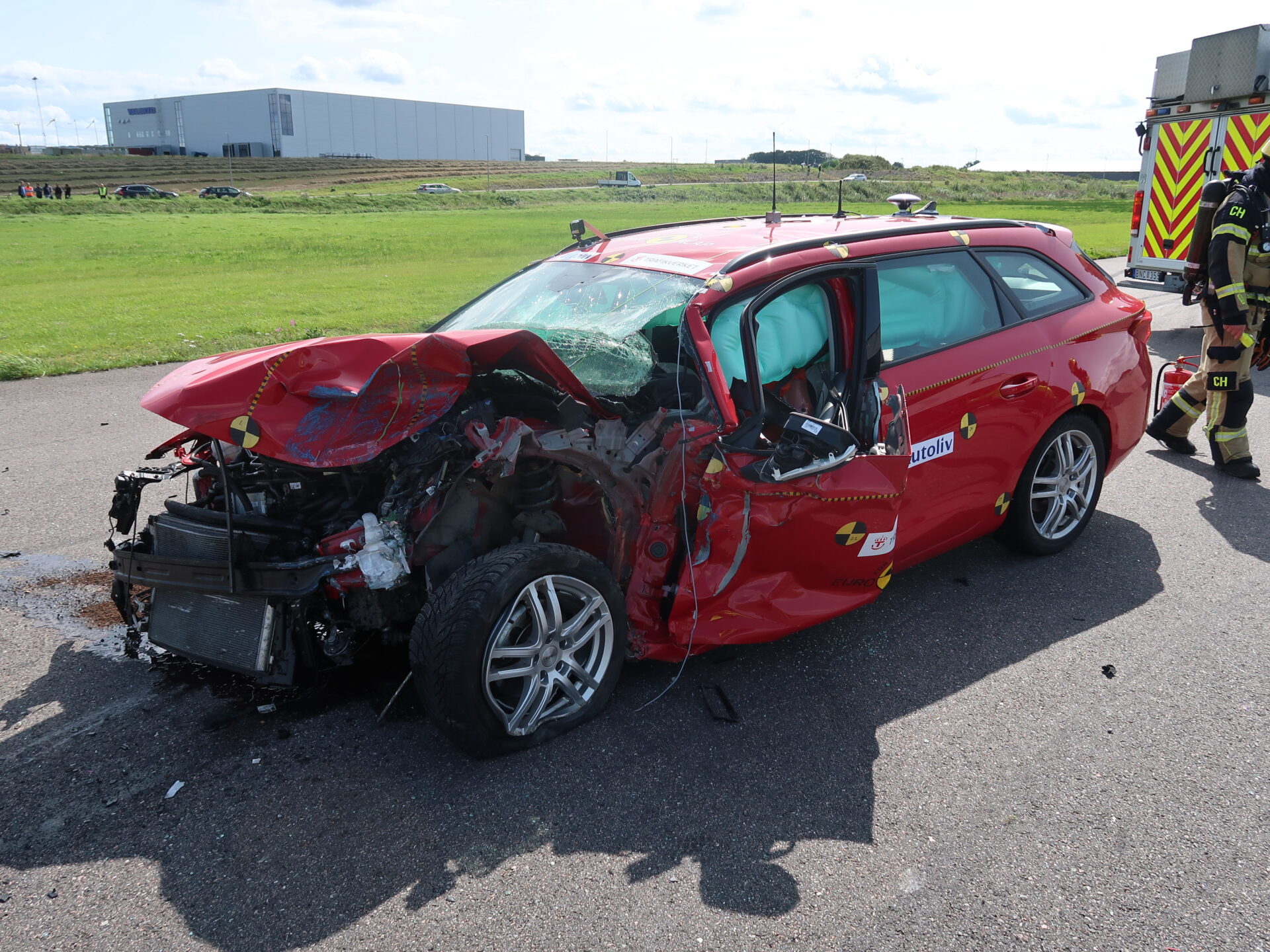 Testet visar mellan 30 – 60 procents mindre deformering av personbilen. Foto: Trafikverket.