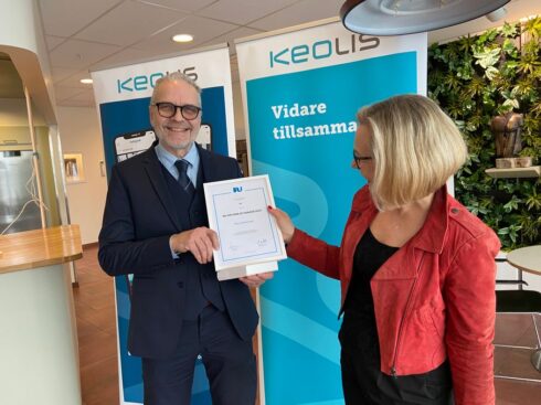 Här tar Mats Skördeman emot priset av Anna Grönlund, branschchef Sveriges Bussföretag.