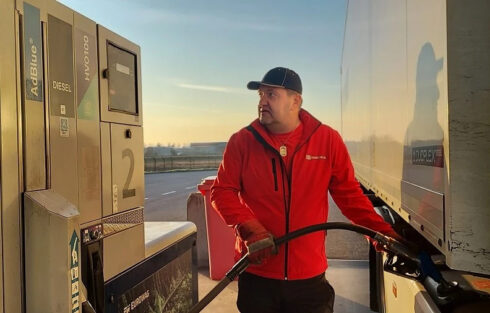 DB Schenker var först med att tanka HVO100 på den Slovakiska stationen i Malacky. Foto: Eurowag.