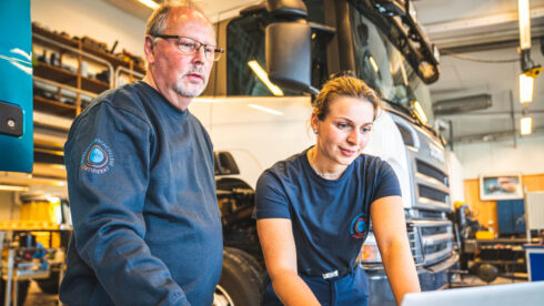  Lärare och elev på ett certifierat Motorbranschcollege.