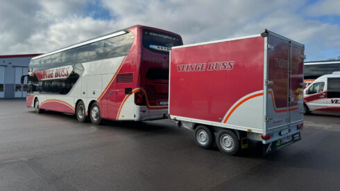 Veinge Buss som kör linje till Frankrike med skidresenärer, investerade i ett nytt släp från JB Trailer.