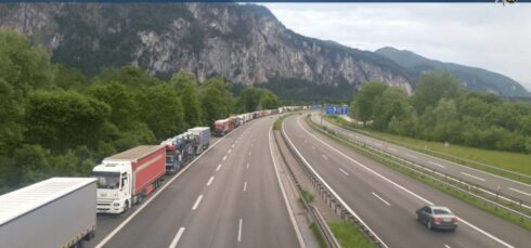 Det utökade lastbilsförbudet gäller endast transittransporter. Foto: Facebook/Polizei Oberbayern Süd.