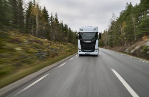 Södra investerar i en eldriven flislastbil. Foto: Scania.