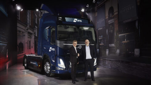 DFDS ha realizado un pedido por un total de 225 camiones eléctricos de Volvo.  A la izquierda, Roger Alm, director ejecutivo de Volvo Trucks, y Niklas Anderson, vicepresidente ejecutivo de la división de logística de DFDS.  Foto: Camiones Volvo.