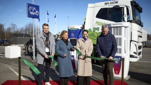     Från vänster Joachim Nordin vd, Skellefteå Kraft, Karin Eriksson vd, OKQ8, klimat- och miljöminister Romina Pourmokhtari , Stefan Strand vd, Volvo Lastvagnar Sverige. Foto: Pelle Lundberg / weiwei.se.