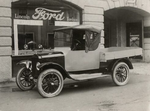 Ett exempel på vad som finns att hitta i den fordonshistoriska bilddatabasen Motorkulturbild: en leveransbild av en Ford T från cirka 1925, svenskbyggd pickup på personbilschassi.