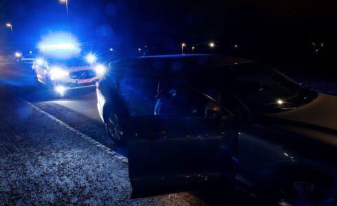 När patrull kom till platsen och skulle stoppa bilen upptäckte man att mannen sov och bilen gick på autopilot. Foto: Polisen 